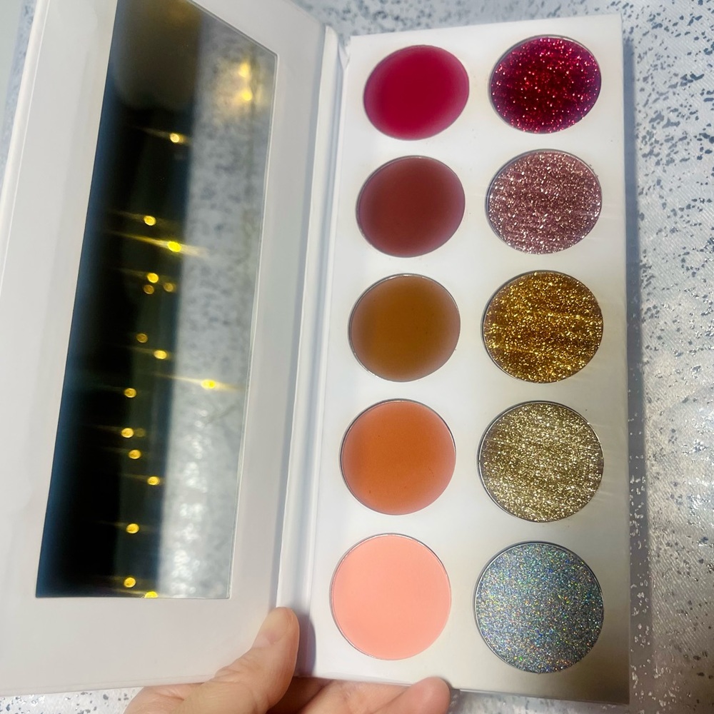 Peachy Queen makeup EYESHADOW PALETTE - Picture 5 of 8